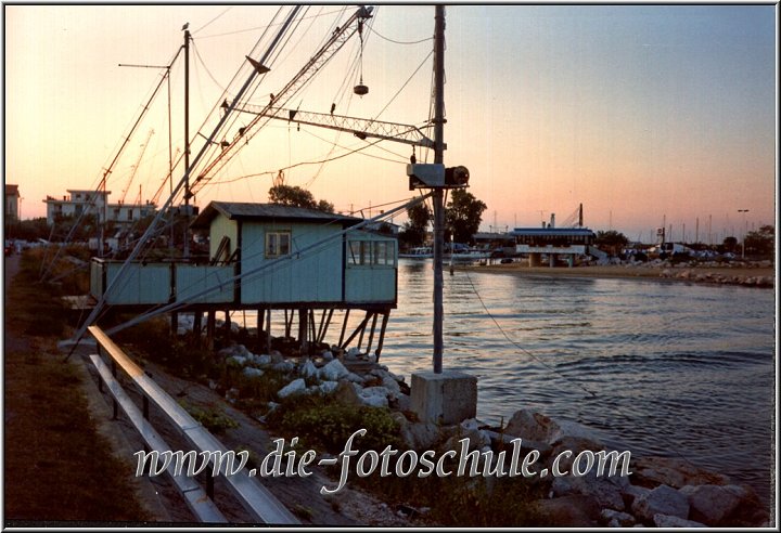 Fischereianlage in der Lagune Sonnenuntergang.jpg - Venedig ist sehr viel mehr, als nur Markusplatz und Dogenpalast. Rund um Venedig befindet sich eine riesige Lagune, an deren Ufern die Fischer feste Vorrichtungen zum Fischfang gebaut haben.